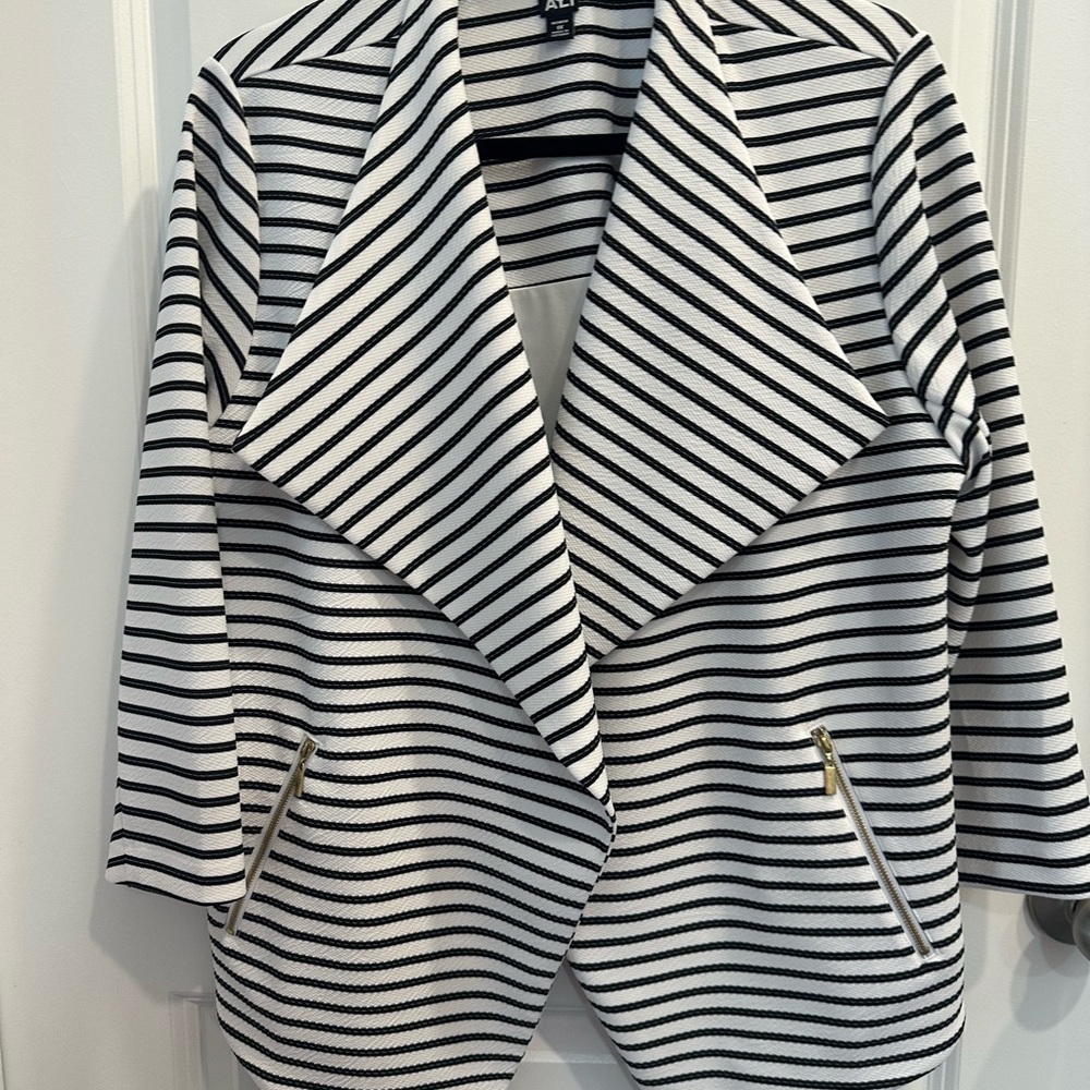 Roz & Ali Black and White Striped Blazer